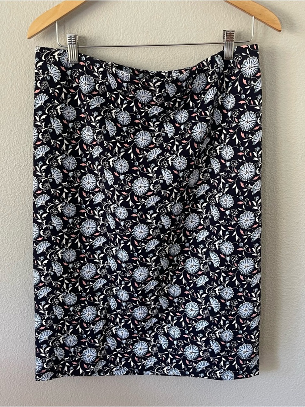 LOFT Black/Blue Floral Straight Knee Length  Skirt Stretch Jersey Knit Size L